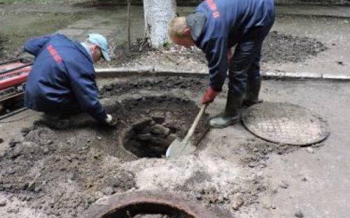 В Мариуполе начали бороться с открытыми люками