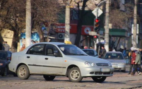 Неожиданная проверка: таксисты Мариуполя проходят тест на наркотики и алкоголь (ФОТО)