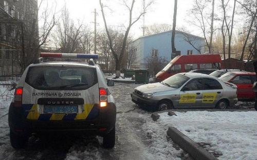 Мариупольский полицейский спас застрявший автомобиль (ФОТО)