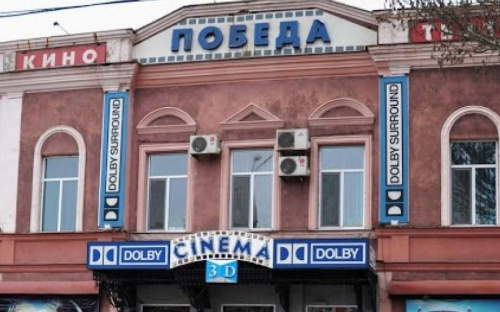 В здании старейшего мариупольского кинотеатра проходит ремонт. Летний экран сдали на металлолом