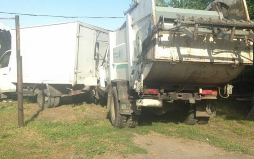 В Мариуполе неисправный мусоровоз протаранил «Газель» и здание (ФОТО)