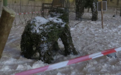 В Мариуполе пытаются спасти парковые скульптуры из растений от вандалов (ФОТОФАКТ)