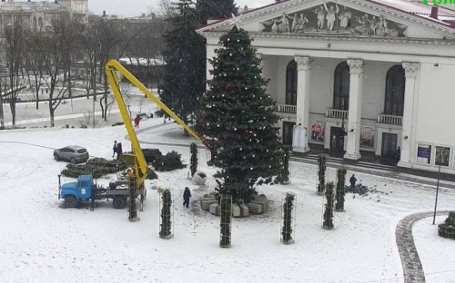 В Мариуполе начали демонтировать главную елку (ФОТОФАКТ)