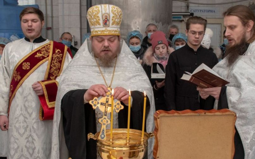 В Мариуполе раздали несколько тысяч бутылок освященной воды