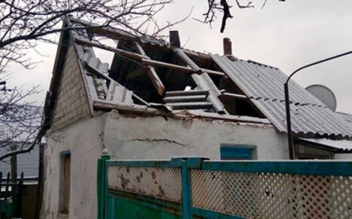 Фото в сети: Последствия артналета на жилые кварталы Авдеевки. Разрушены дома. Пострадал мирный житель.