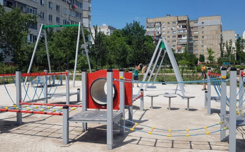 В самом восточном парке Мариуполя установили новые детские площадки (ВИДЕО)