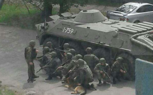 Автоматчики испугали людей выстрелами в центре Мариуполя (ФОТО)