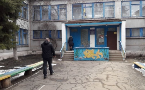 В Мариуполе родители защищают от закрытия детский сад (ФОТО)