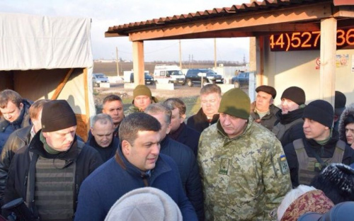 Премьер проинспектировал контрольный пункт «Гнутово» под Мариуполем (ФОТО)