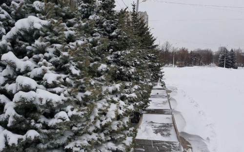 Мариуполь продолжают освобождать от снежных заносов (ФОТО)