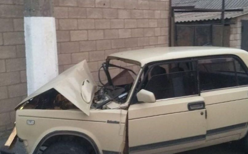 Помятое железо и «скорая»: в Мариуполе автомобиль врезался в столб (ФОТО)