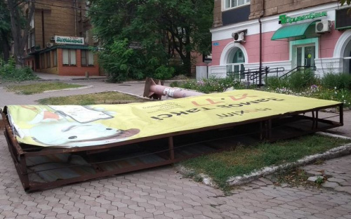 В Мариуполе завалены биллборды