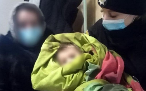 На Донетчине женщина оставила годовалого ребенка в холодном и грязном доме