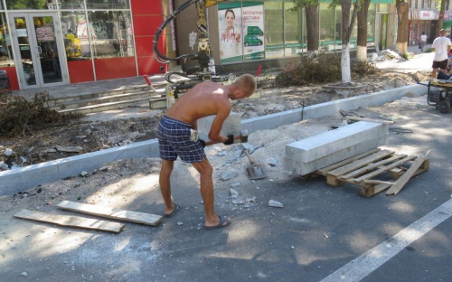 Светлый парадный гранит захватывают и колют при укладке в центре Мариуполя (ФОТО+ВИДЕО)