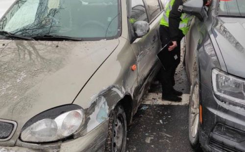На мариупольском перекрестке в ДТП попали три автомобиля