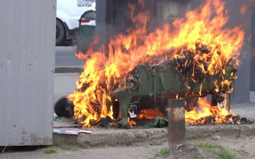 В Мариуполе полиция вызвала пожарных на последствие куража вандалов (ФОТО+ДОПОЛНЕНО)