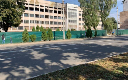 В Мариуполе здание сгоревшего горсовета обнесли забором (ФОТОФАКТ)