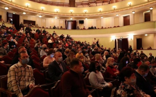 В Мариуполе сотрудники коммунальной сферы получили ключи от квартир