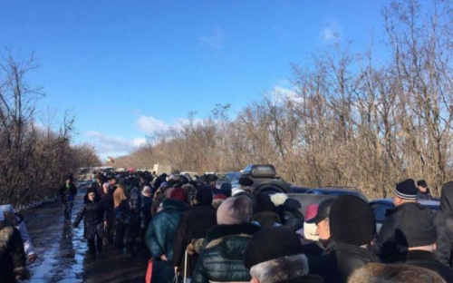 В «серой зоне» под Мариуполем «застряли» 100 машин с мирными жителями