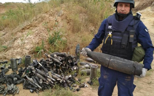 Под Мариуполем собрали более 1400 снарядов и тонны осколков после взрыва склада боеприпасов (ФОТО)