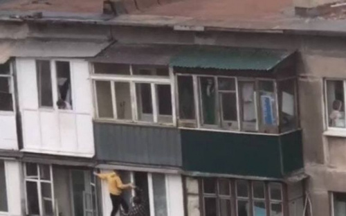 Мужчина перелезал с балкона на балкон, спасаясь от пожара в мариупольской хрущевке (ДОПОЛНЕНО)