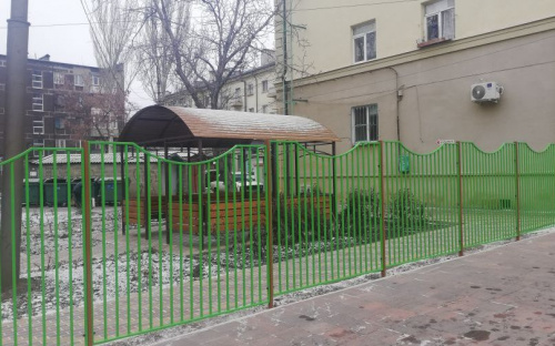 В центре Мариуполя дворы жилых домов обнесли новым забором