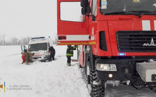 На дорогах Донетчины водители четырежды попадали в снежную «ловушку»