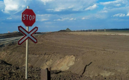 Залізницю з Маріуполя до РФ окупанти запустять влітку: на одній з ділянок вкладають рейки