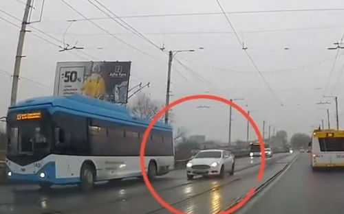 В Мариуполе сняли видео, как автомобилисты гоняли на красный и не пропускали пешеходов