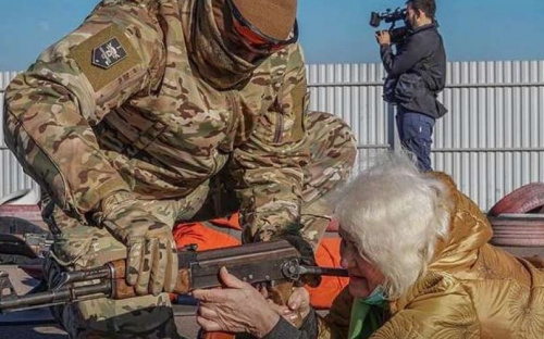 В Мариуполе 79-летняя пенсионерка взяла в руки автомат Калашникова ради защиты семьи