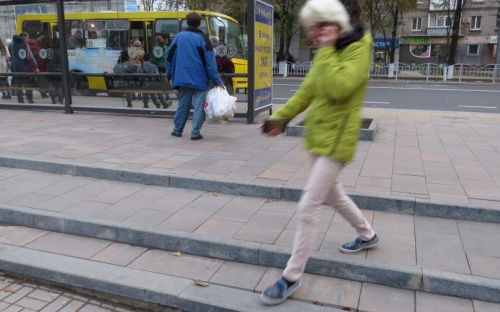 В центре Мариуполя гранит сползает с новых ступеней остановки (ФОТОФАКТ)