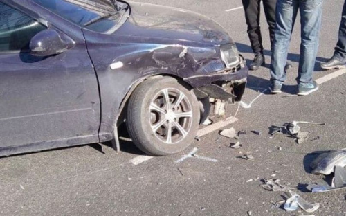 В центре Мариуполя столкнулись легковые автомобили