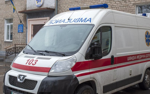 В Мариуполе средь бела дня мужчина упал в яму