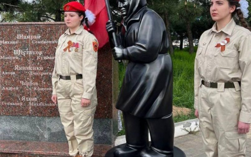 Оккупанты установили в Мариуполе «памятник» бабушке