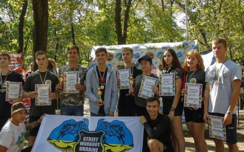 Мариуполь и всемирный флэшмоб: установили рекорд -  721 подтягивание (ФОТО)