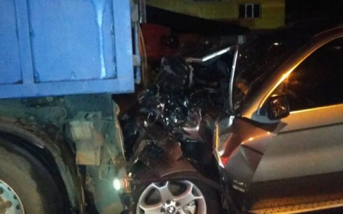 Автомобиль «всмятку»: в Мариуполе легковушка влетела в грузовик