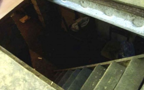В Мариуполе пострадали мужчины. Один упал в погреб, второго ударили ножом