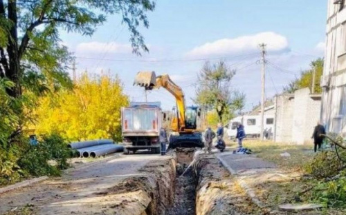 В Мариуполе меняют старые водопроводные трубы на новые - пластиковые