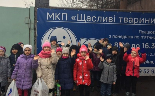 Мариупольские школьники собрали корм для животных в приюте (ФОТО)