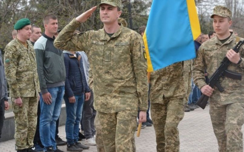 В Мариуполе призывников торжественно провели в Вооруженные силы Украины (ФОТО)
