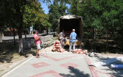 Дорожки у обновляемой башни обсерватории в Мариуполе покрылись мозаикой (ФОТОФАКТ)