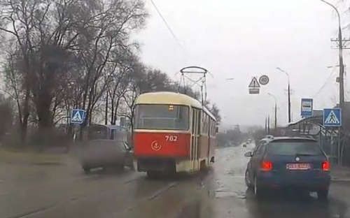 В Мариуполе водители ездят по трамвайным путям и паркуются на проезжей части