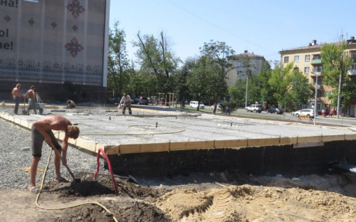 Первый пешеходный фонтан в Мариуполе подключен к воде. Испытания пройдут после облицовки (ФОТОФАКТ)