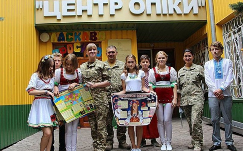 Военные подарили детям в Приазовье украинскую символику (ФОТО)