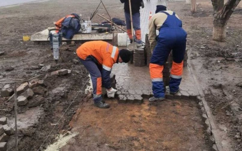 В Мариуполе перекладывают тротуар, просевший из-за газовщиков, и делают новые дорожки