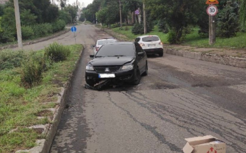 В Мариуполе выпивший водитель «подровнял» бордюр