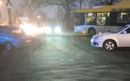 В Мариуполе в результате аварии автомобиль вылетел с дороги