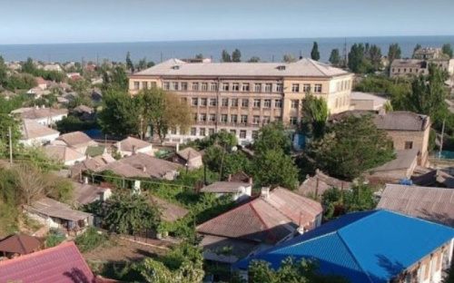 В старой части Мариуполя дети ходят в школу по проезжей части
