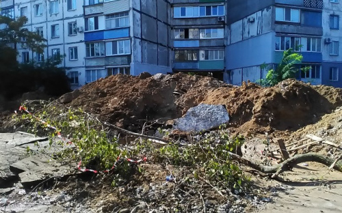 Глубокая траншея на ул. Киевской в Мариуполе не ограждена – к краю подходят дети (ФОТОФАКТ)