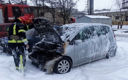 Пожар на автостоянке в Мариуполе: загорелся Mercedes (ФОТО+ВИДЕО)